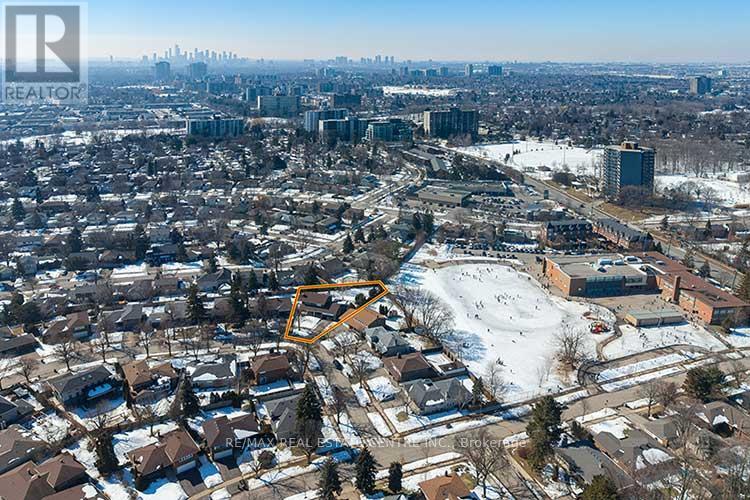 18 Shadetree Crescent, Toronto, Ontario  M9C 1X1 - Photo 2 - W12852048