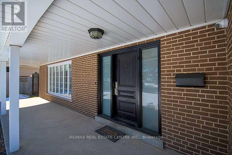 18 Shadetree Crescent, Toronto, Ontario  M9C 1X1 - Photo 5 - W12852048