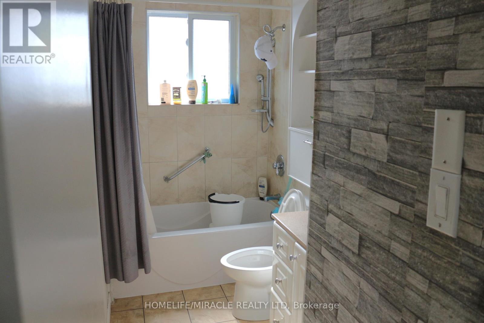 53 Ascot Avenue, Brampton (Avondale), Ontario  L6T 2P3 - Photo 10 - W12852074