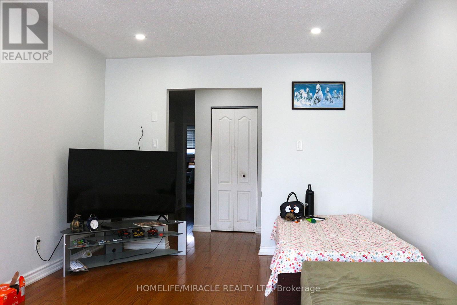 53 Ascot Avenue, Brampton (Avondale), Ontario  L6T 2P3 - Photo 5 - W12852074