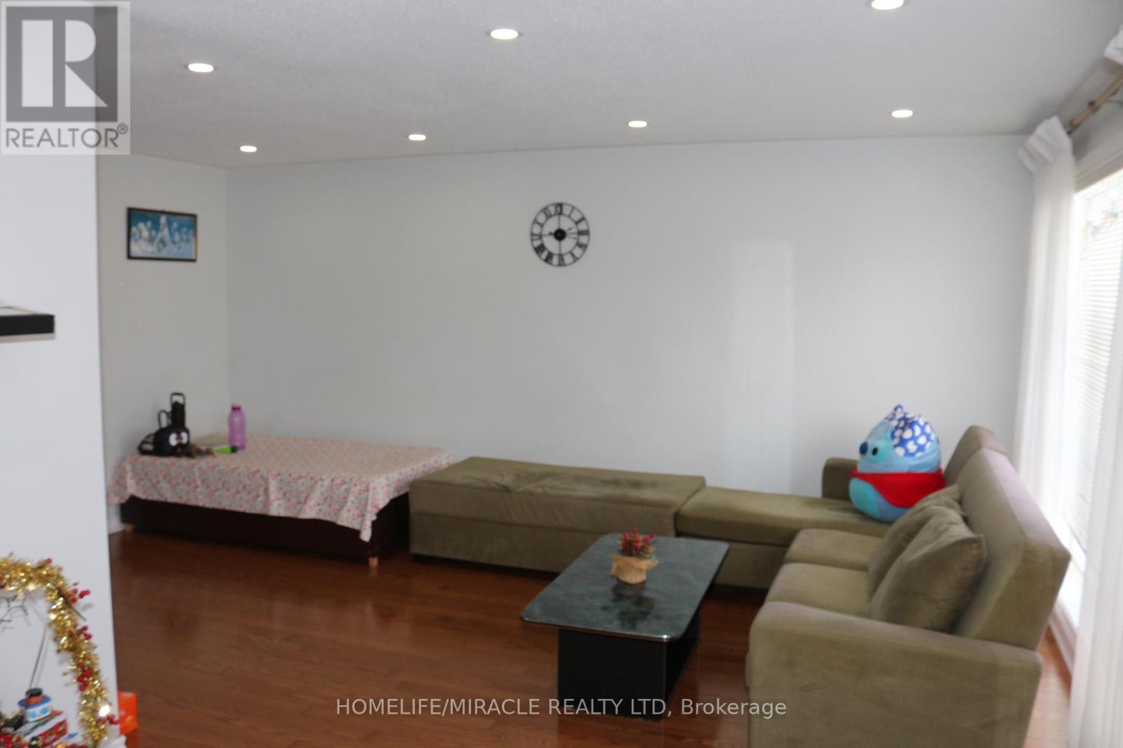 53 Ascot Avenue, Brampton (Avondale), Ontario  L6T 2P3 - Photo 6 - W12852074