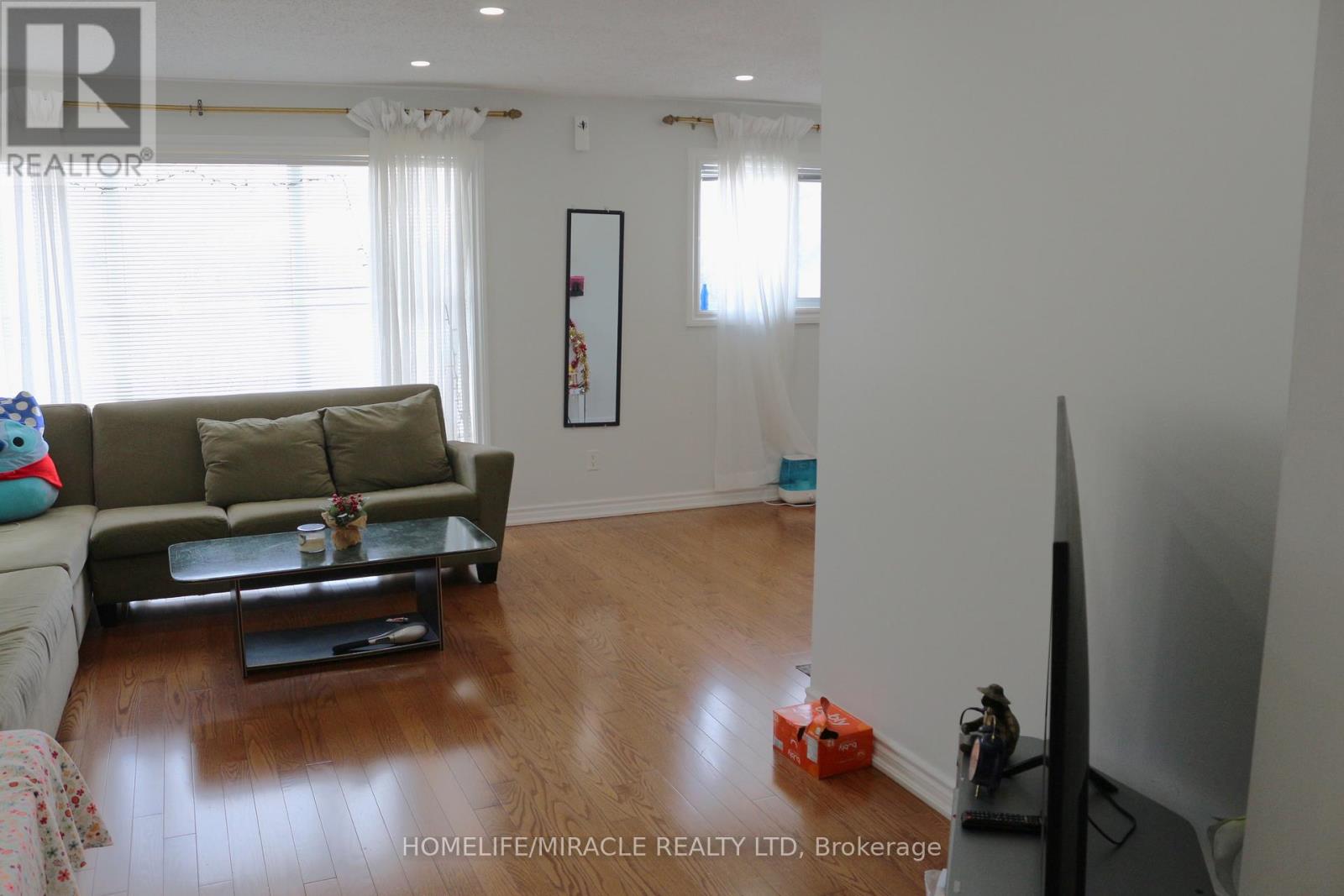 53 Ascot Avenue, Brampton (Avondale), Ontario  L6T 2P3 - Photo 7 - W12852074