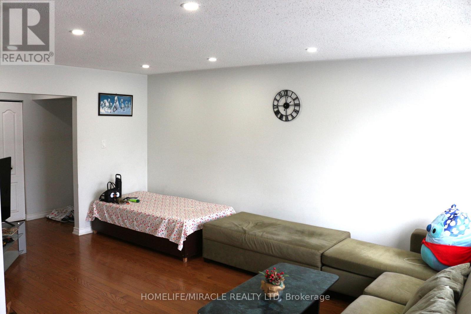 53 Ascot Avenue, Brampton (Avondale), Ontario  L6T 2P3 - Photo 8 - W12852074