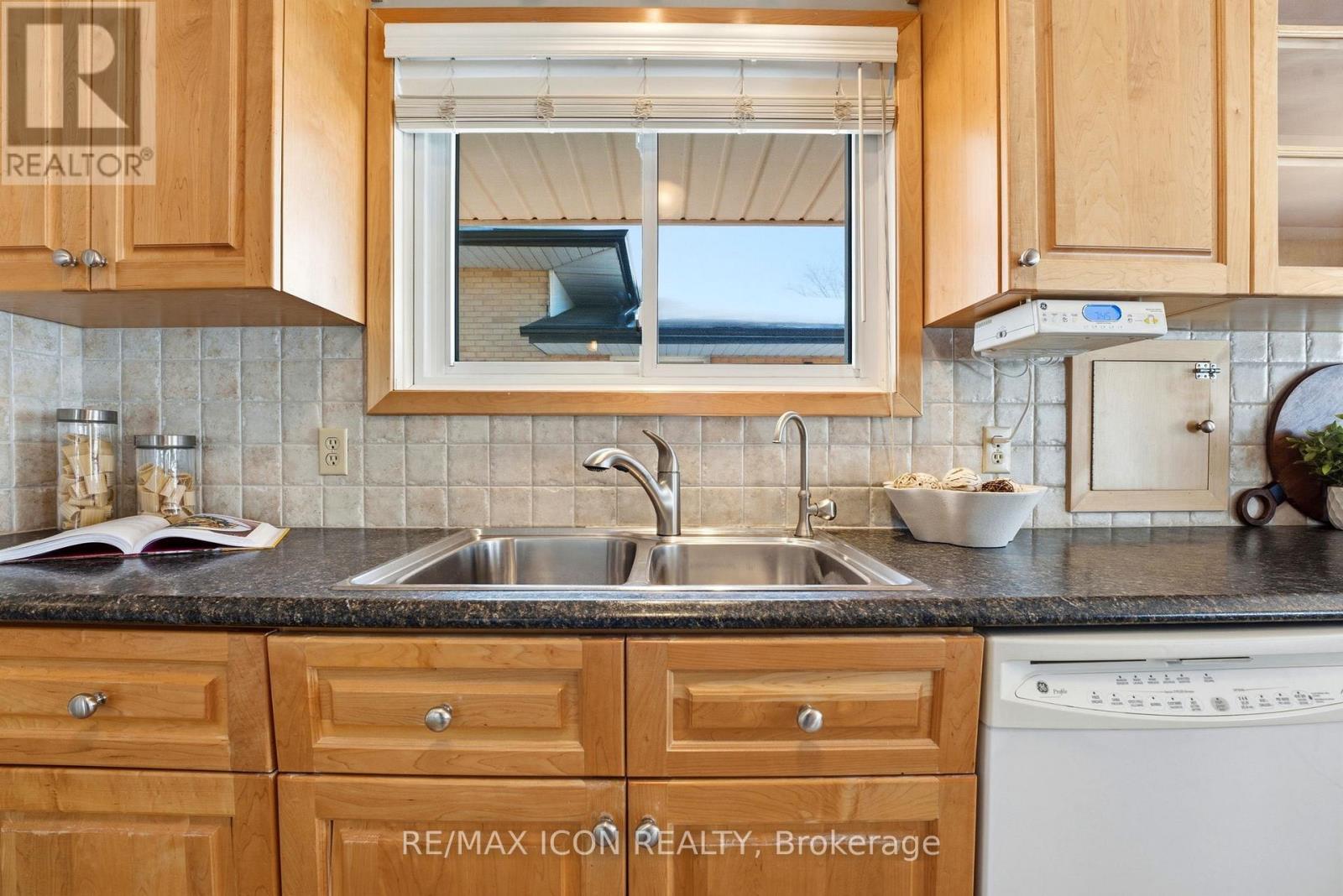 54 Duncairn Avenue, Kitchener, Ontario  N2M 4S4 - Photo 9 - X12852022