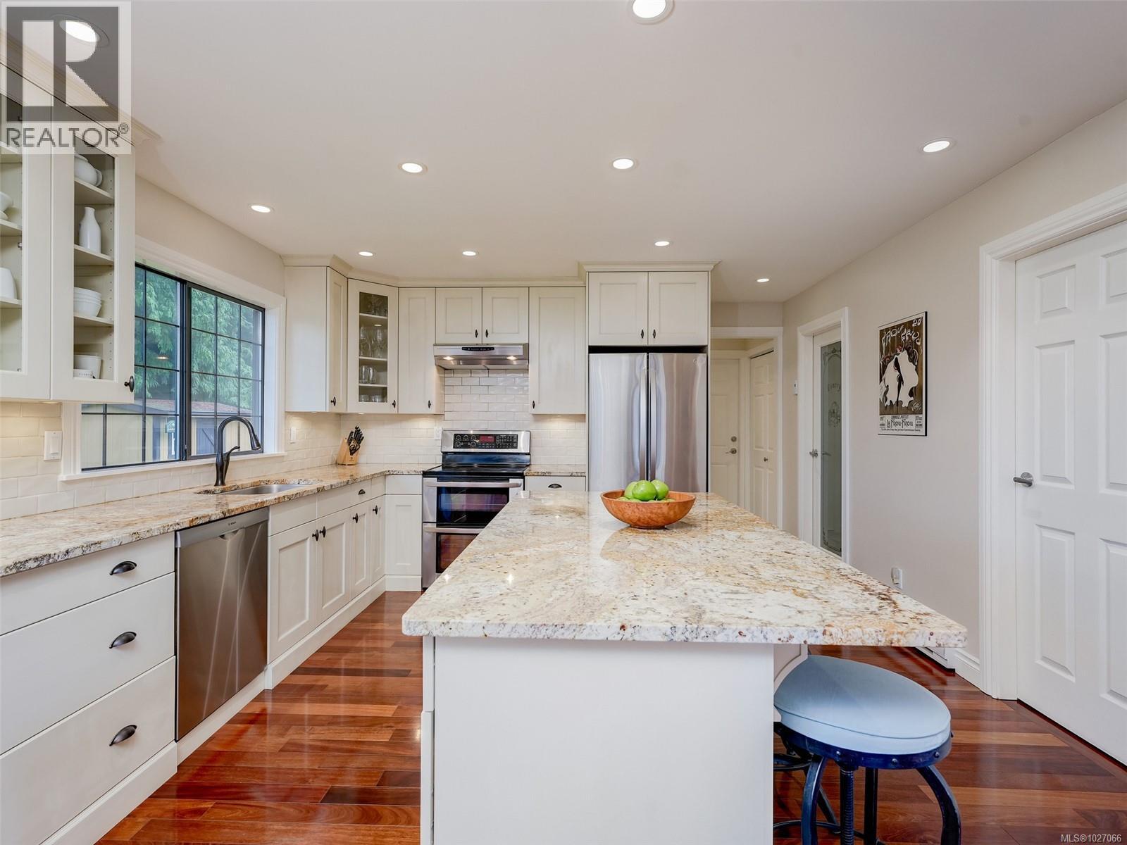 4758 Amblewood Dr, Saanich, British Columbia  V8Y 2S3 - Photo 10 - 1027066