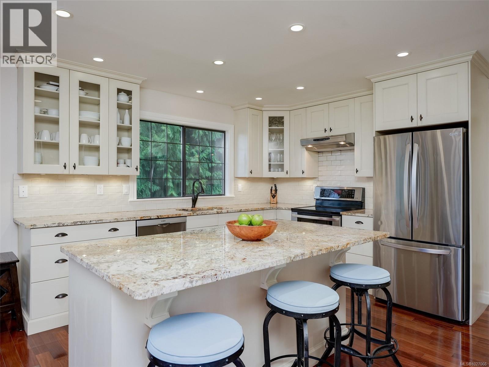 4758 Amblewood Dr, Saanich, British Columbia  V8Y 2S3 - Photo 11 - 1027066