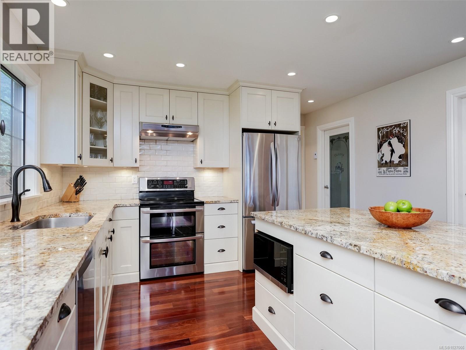 4758 Amblewood Dr, Saanich, British Columbia  V8Y 2S3 - Photo 13 - 1027066