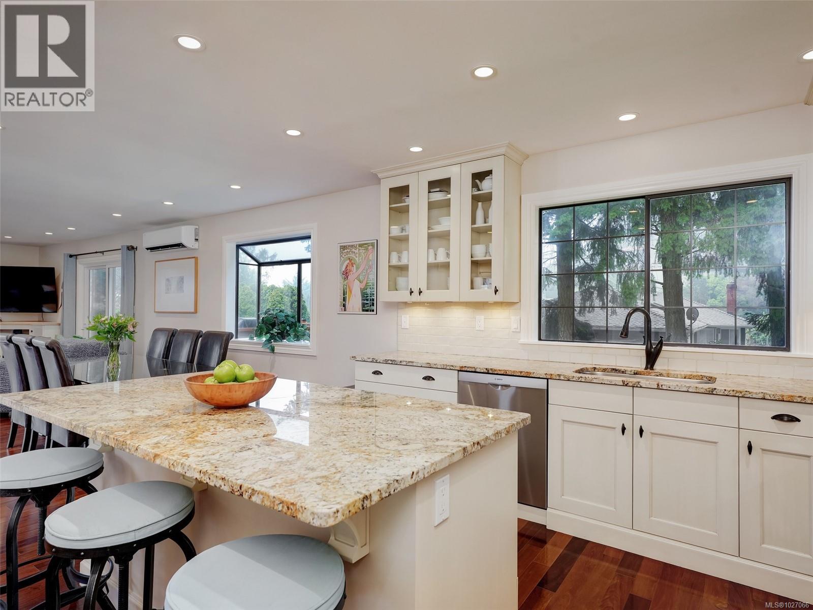 4758 Amblewood Dr, Saanich, British Columbia  V8Y 2S3 - Photo 14 - 1027066