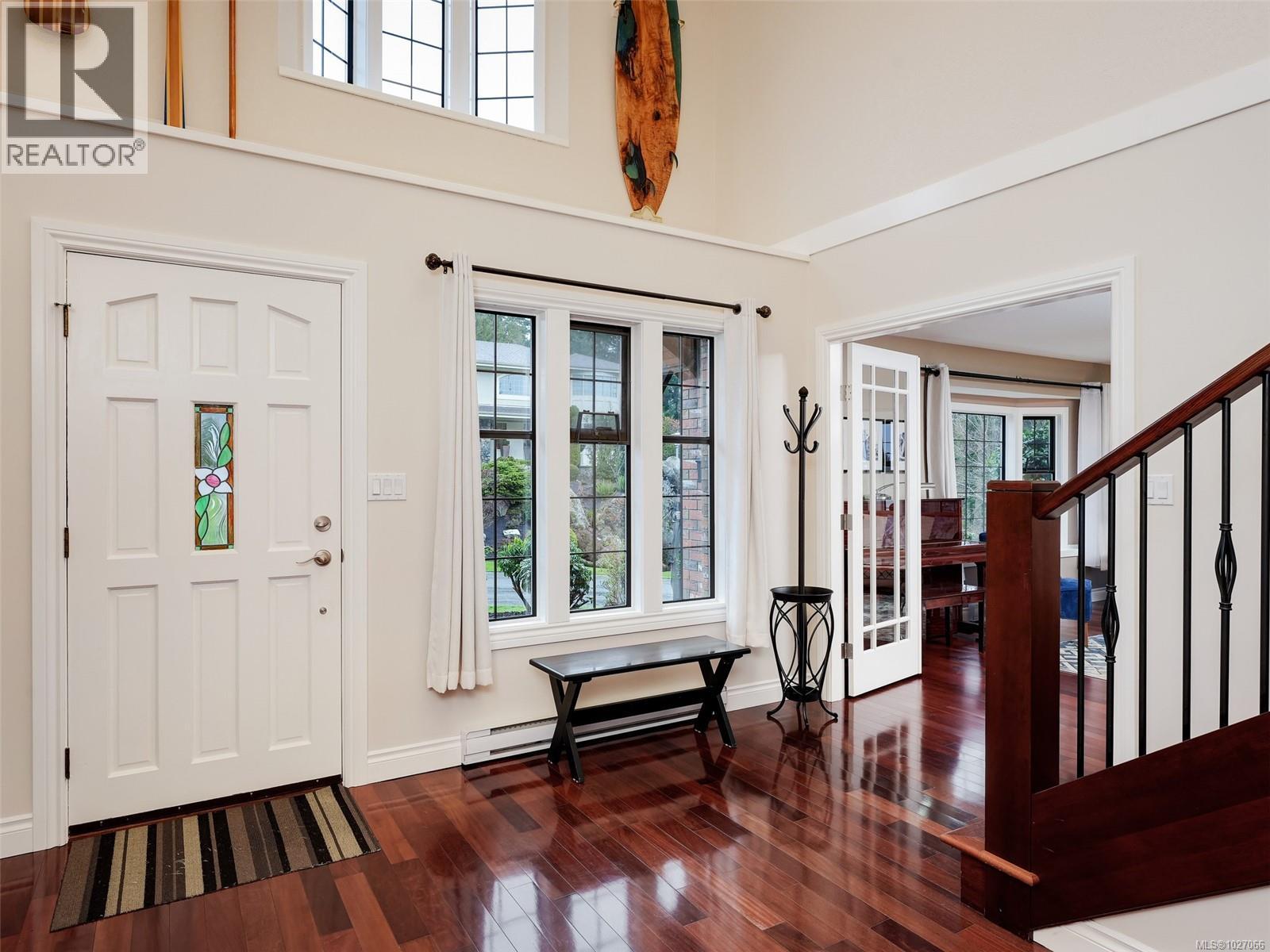 4758 Amblewood Dr, Saanich, British Columbia  V8Y 2S3 - Photo 2 - 1027066