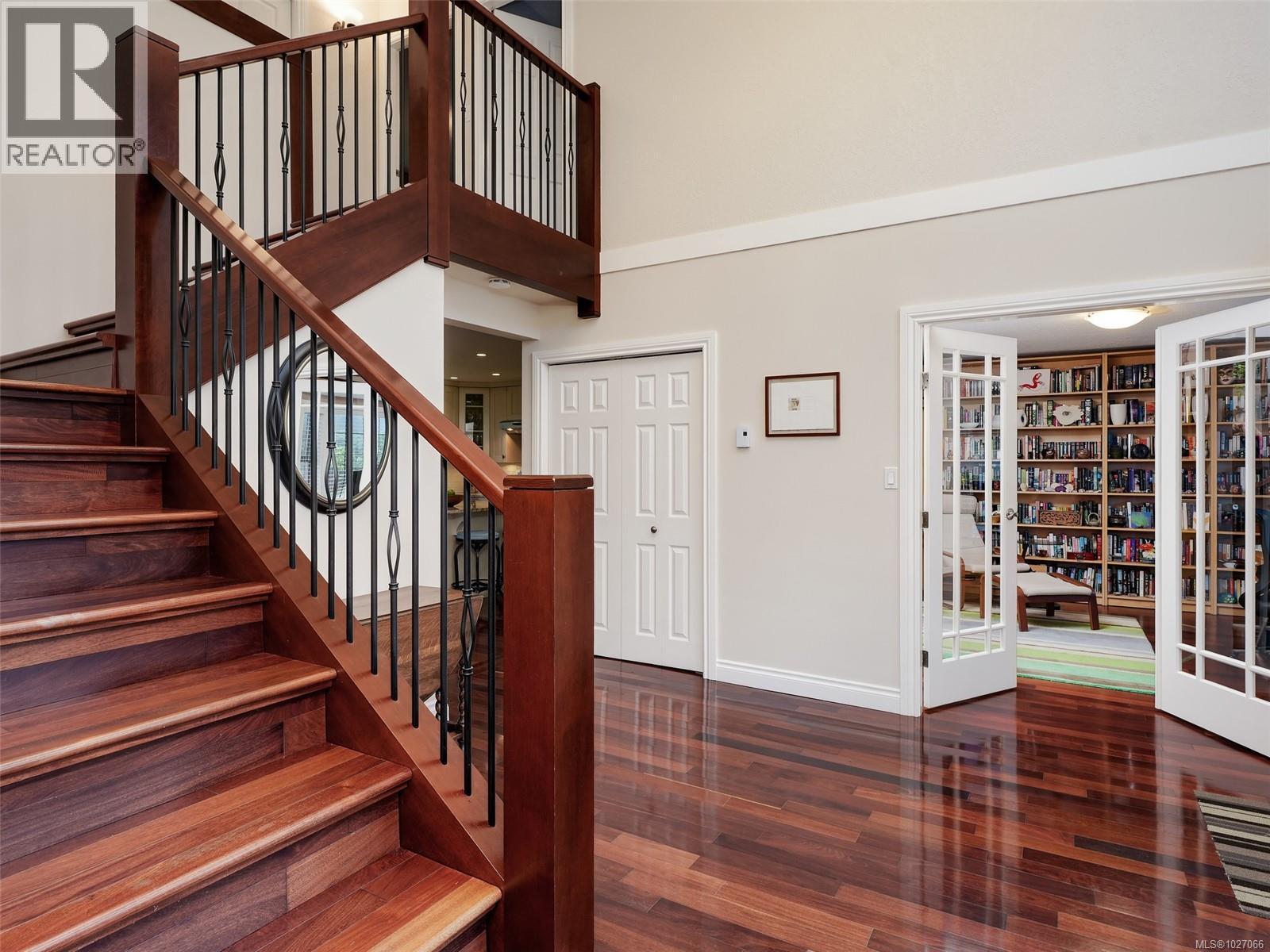 4758 Amblewood Dr, Saanich, British Columbia  V8Y 2S3 - Photo 4 - 1027066