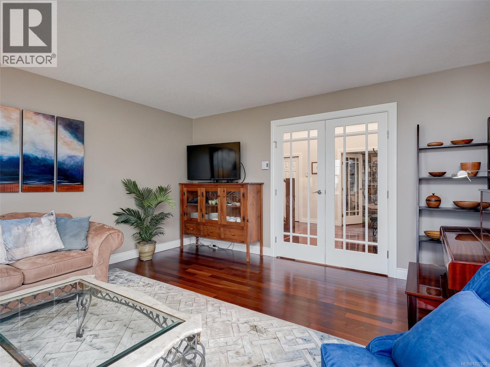 4758 Amblewood Dr, Saanich, British Columbia  V8Y 2S3 - Photo 9 - 1027066