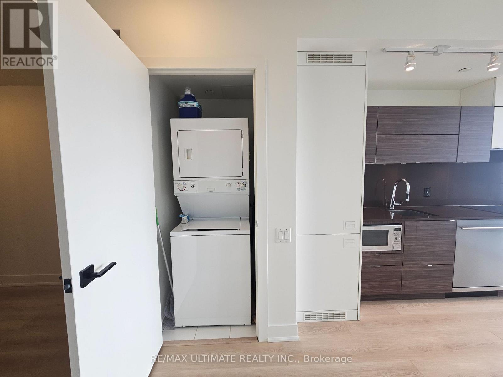 1705 - 125 Peter Street, Toronto (Waterfront Communities), Ontario  M5V 0M2 - Photo 10 - C12852138