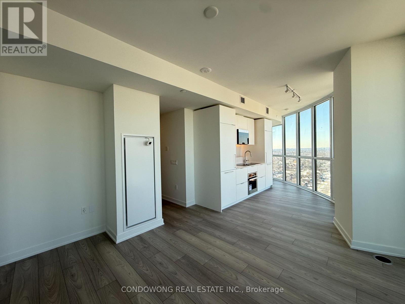 2109 - 1 Fairview Road E, Mississauga, Ontario  L5A 0B4 - Photo 2 - W12852096