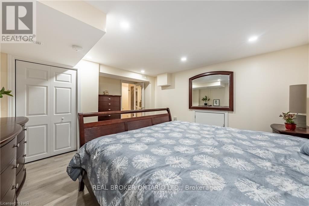 Lower - 9 The Pinery, St. Catharines, Ontario  L2M 6M5 - Photo 3 - X12852098