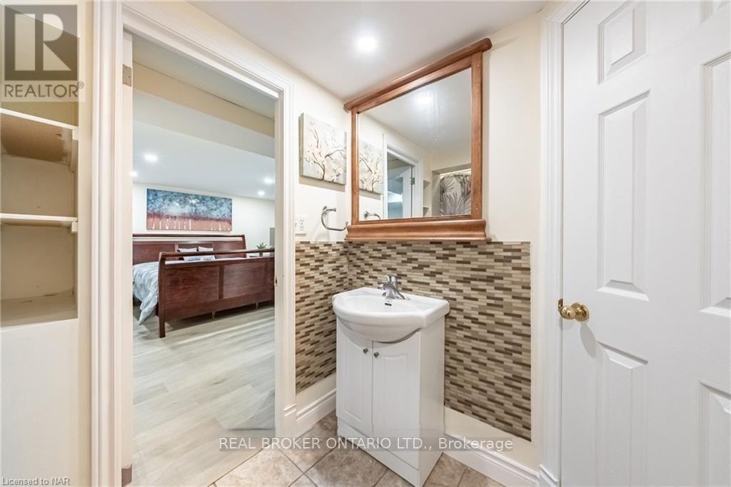 Lower - 9 The Pinery, St. Catharines, Ontario  L2M 6M5 - Photo 5 - X12852098