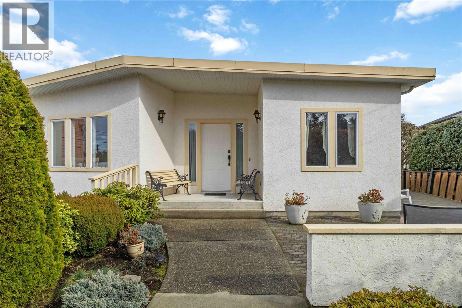 8503 Lochside Dr, North Saanich, British Columbia