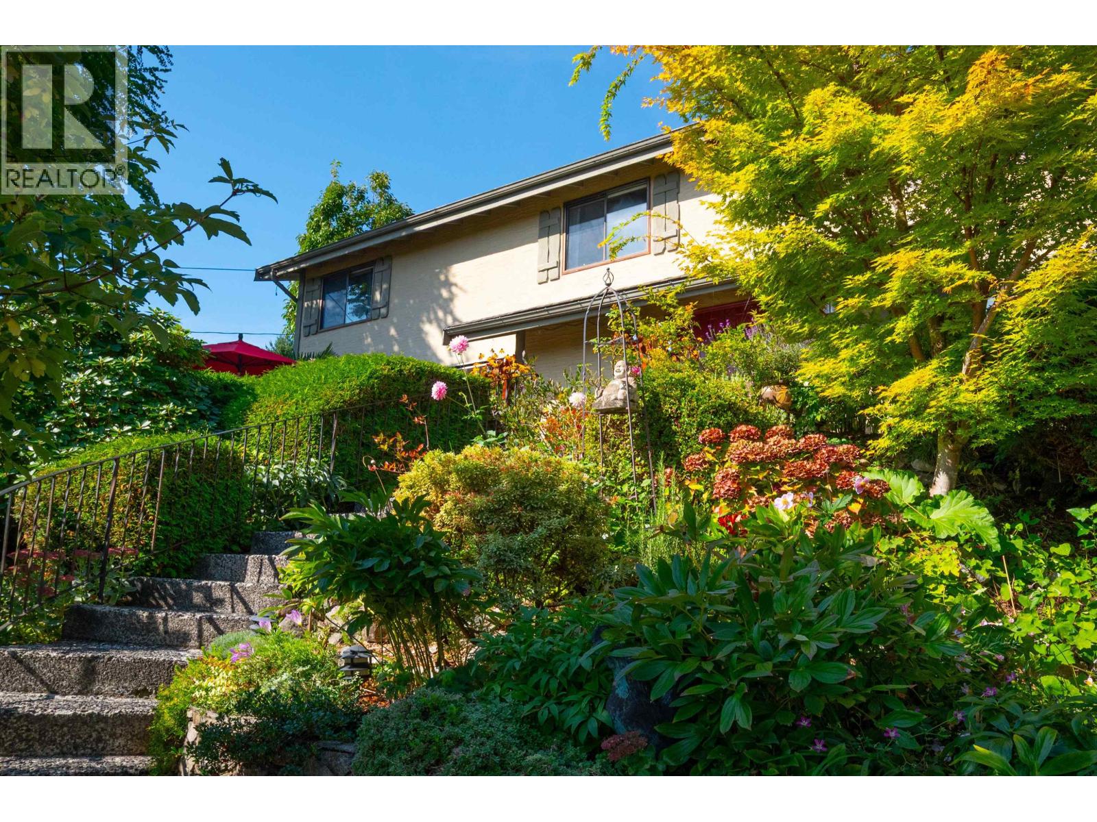 560 Craigmohr Drive, West Vancouver, British Columbia  V7S 1W9 - Photo 2 - R3085456