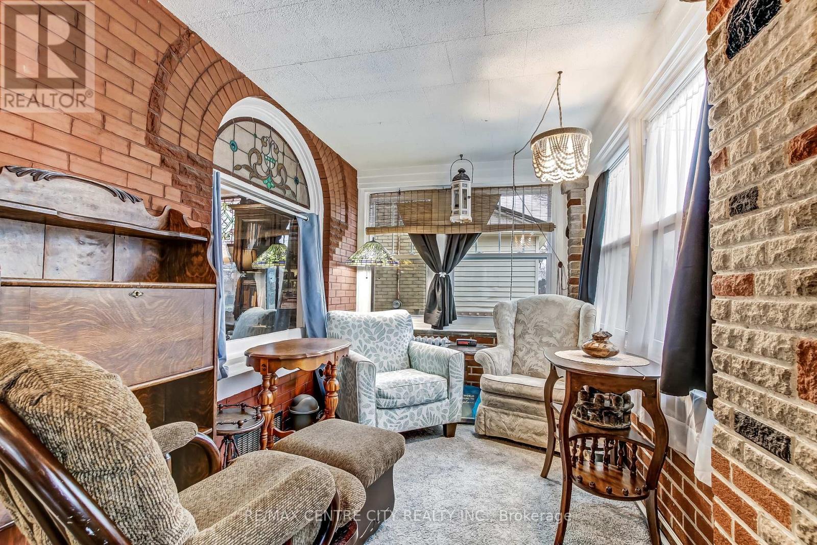 92 Forest Avenue, St. Thomas, Ontario  N5R 2J5 - Photo 2 - X12852164