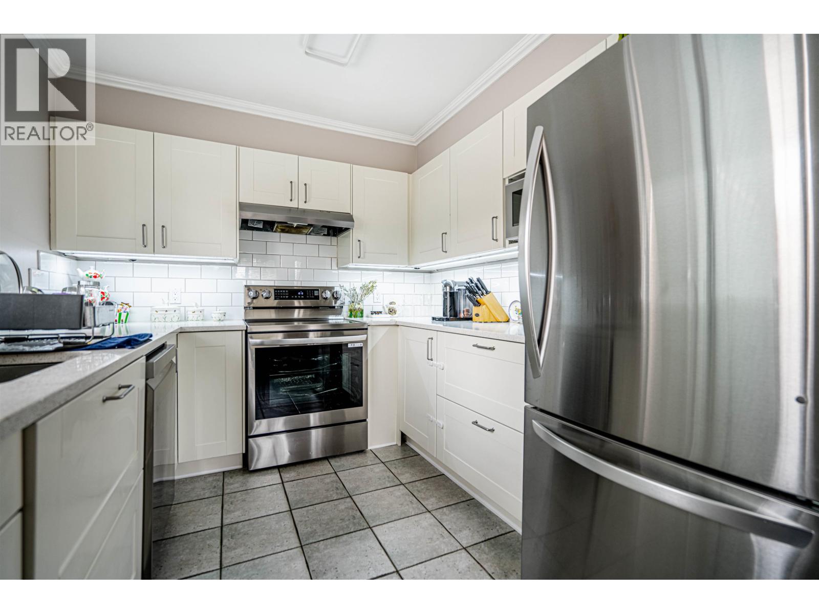 P02 223 Mountain Highway, North Vancouver, British Columbia  V7J 3V3 - Photo 3 - R3096811