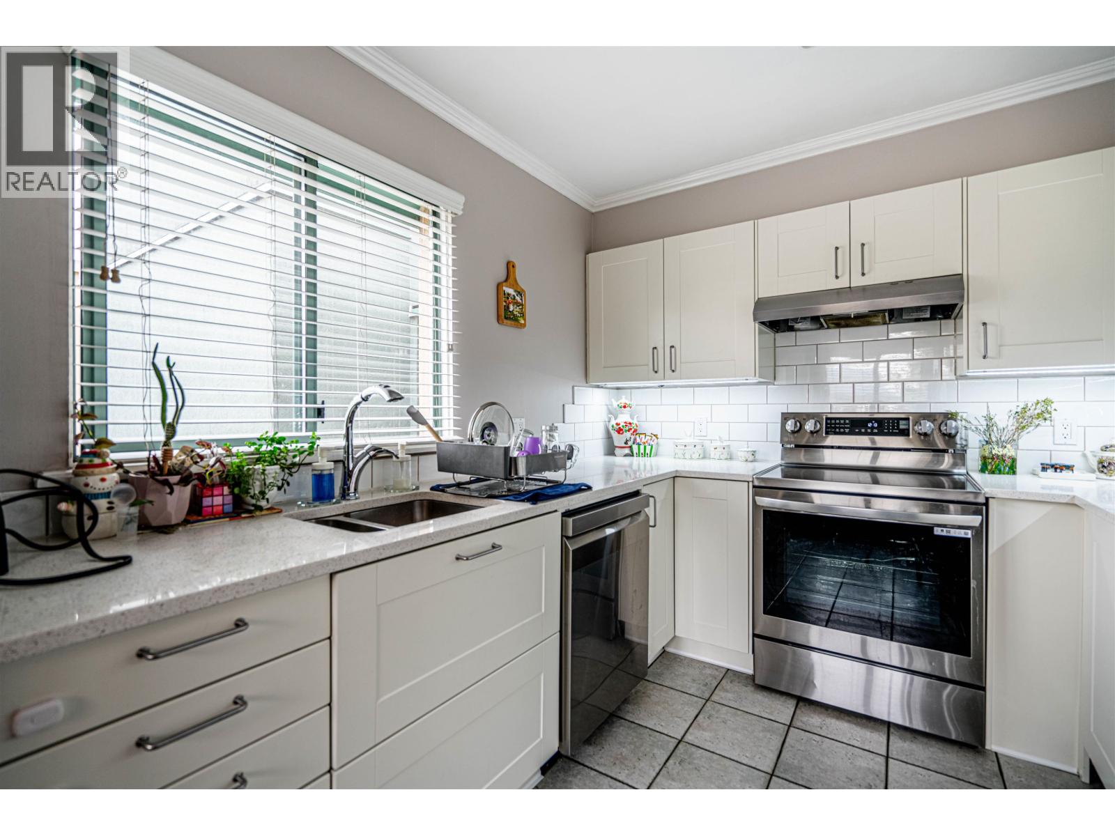 P02 223 Mountain Highway, North Vancouver, British Columbia  V7J 3V3 - Photo 4 - R3096811