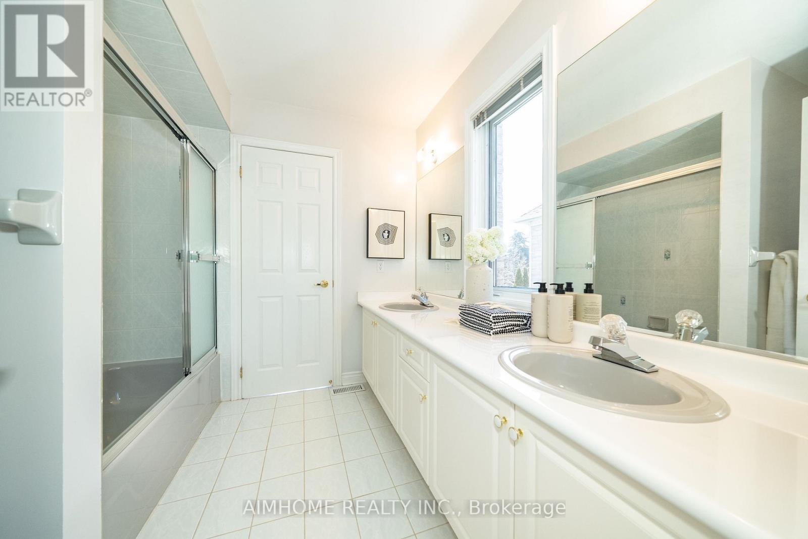 92 Springbrook Drive, Richmond Hill (Langstaff), Ontario  L4B 3P9 - Photo 24 - N12852196