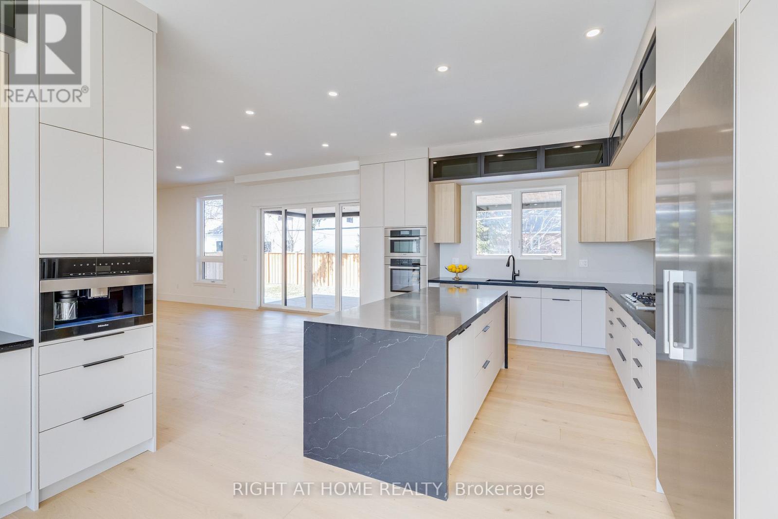 61 Floresta Court, Hamilton, Ontario  L9G 1R6 - Photo 10 - X12846750