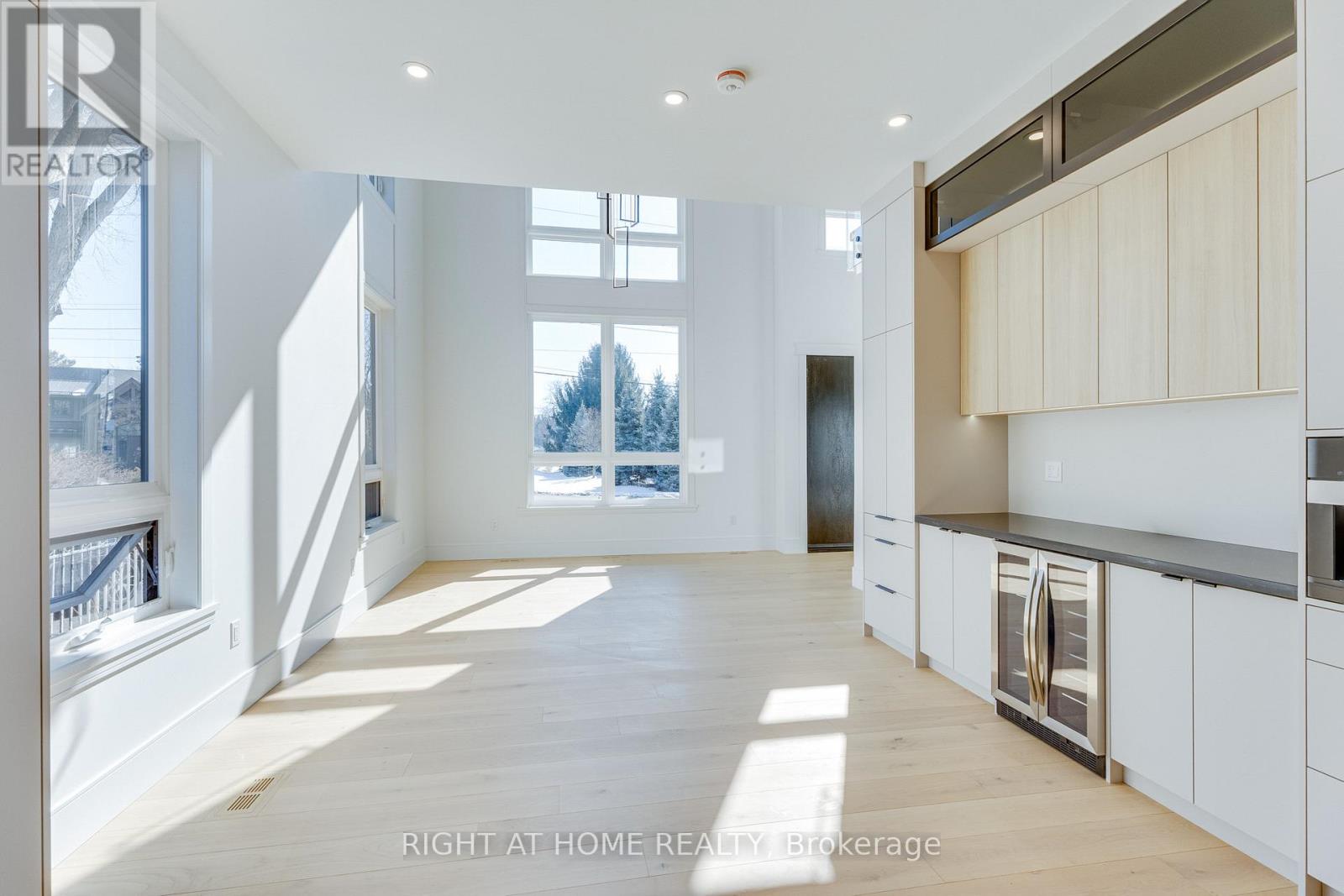 61 Floresta Court, Hamilton, Ontario  L9G 1R6 - Photo 8 - X12846750