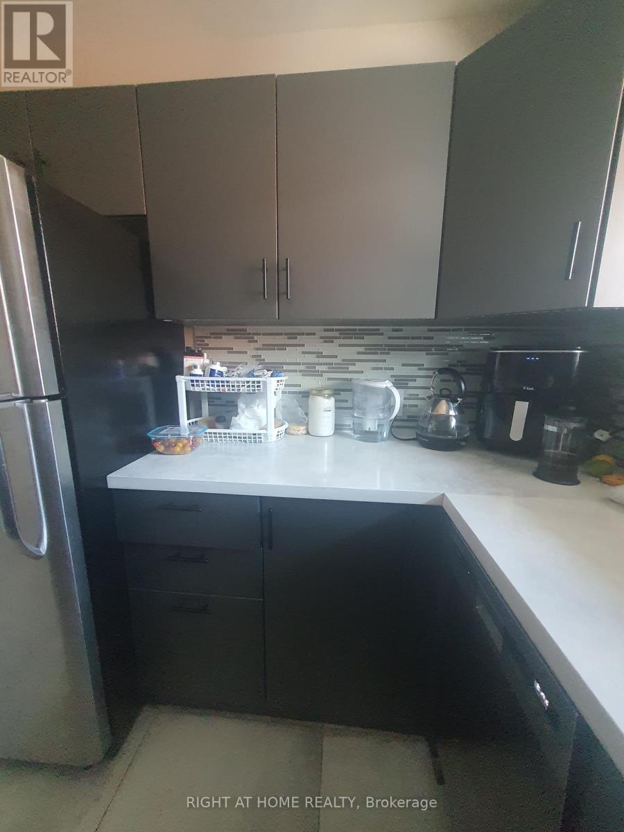 3 - 165 Berry Road, Toronto (Stonegate-Queensway), Ontario  M8Y 1W4 - Photo 2 - W12852162