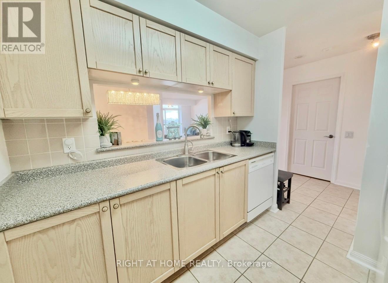 622 - 650 Lawrence Avenue W, Toronto (Englemount-Lawrence), Ontario  M6A 3E8 - Photo 12 - C12852294