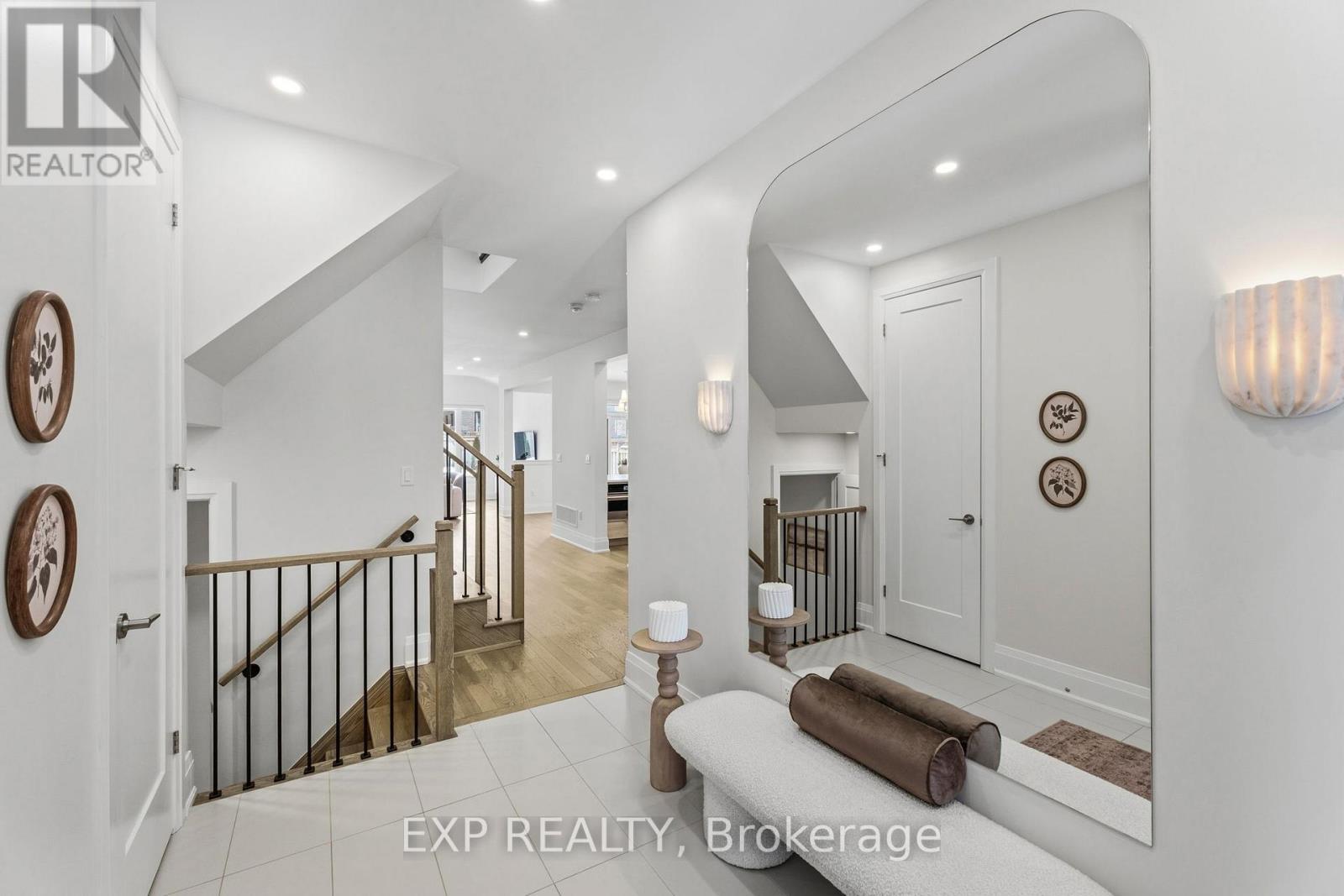 6 Byblos Court, East Gwillimbury, Ontario  L9N 0T3 - Photo 2 - N12850336