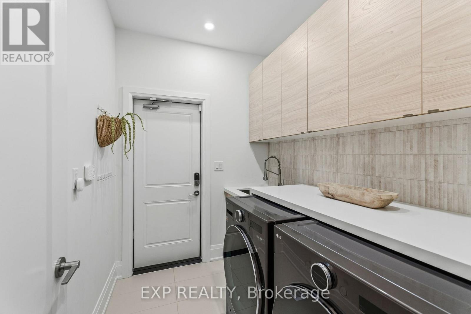 6 Byblos Court, East Gwillimbury, Ontario  L9N 0T3 - Photo 6 - N12850336