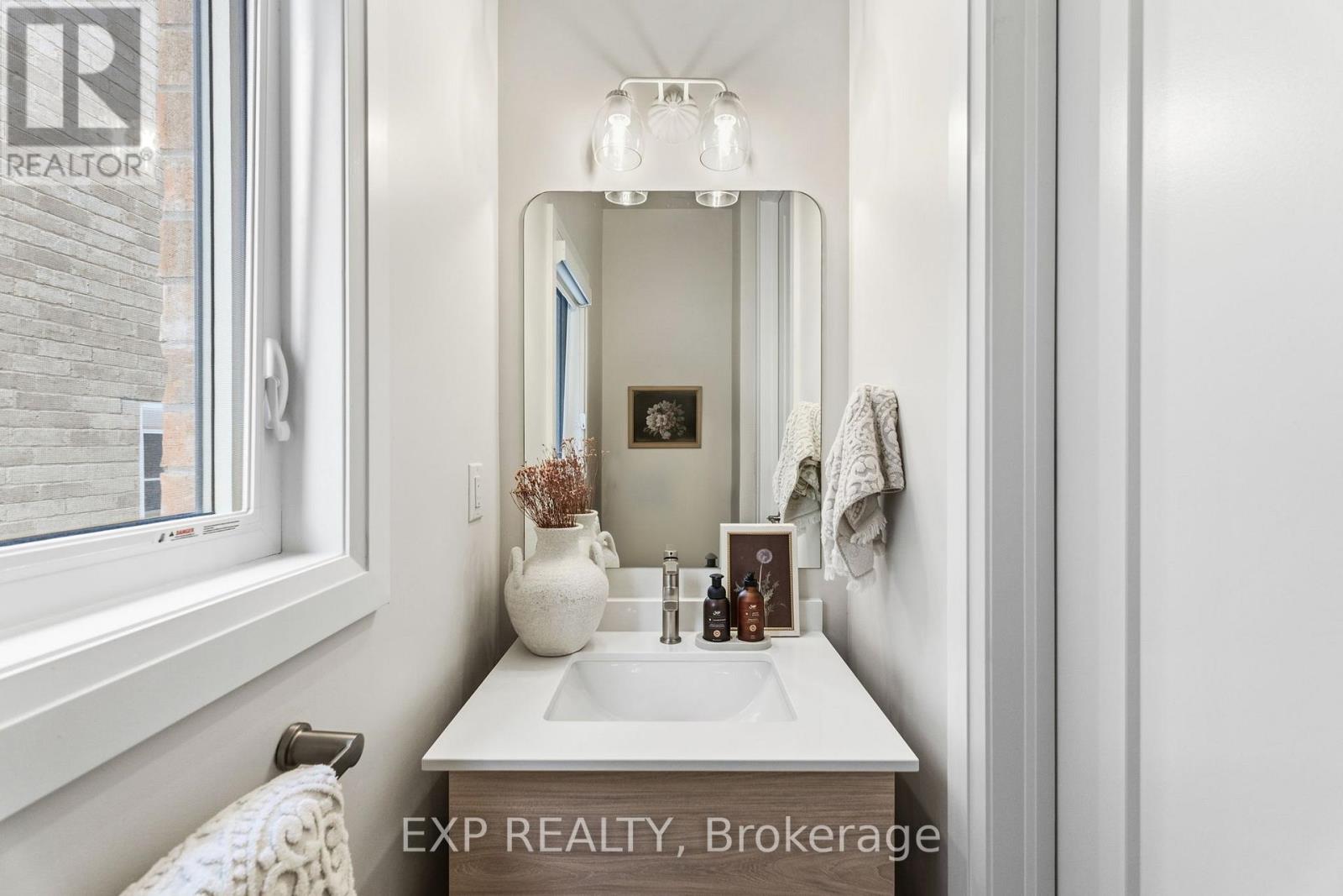 6 Byblos Court, East Gwillimbury, Ontario  L9N 0T3 - Photo 7 - N12850336