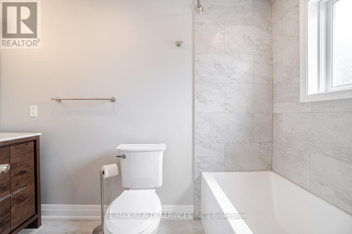 156 Vodden Street E, Brampton (Brampton North), Ontario  L6V 1M8 - Photo 13 - W12852202