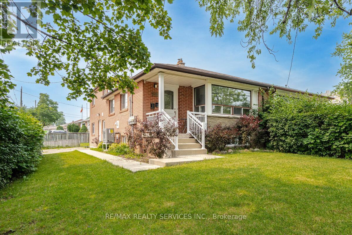 156 Vodden Street E, Brampton (Brampton North), Ontario  L6V 1M8 - Photo 2 - W12852202