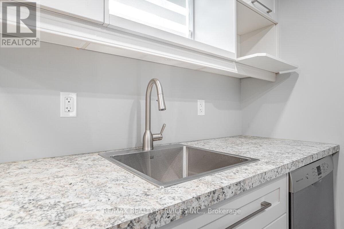 156 Vodden Street E, Brampton (Brampton North), Ontario  L6V 1M8 - Photo 27 - W12852202