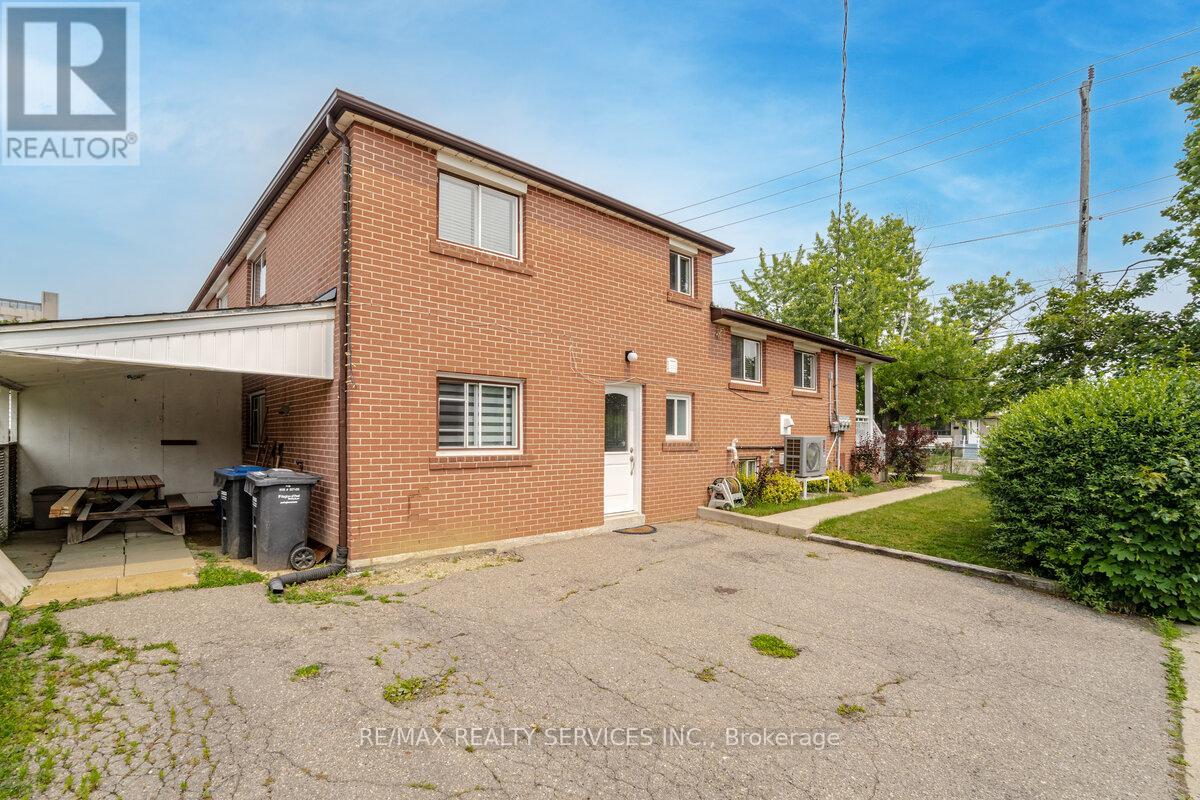 156 Vodden Street E, Brampton (Brampton North), Ontario  L6V 1M8 - Photo 3 - W12852202