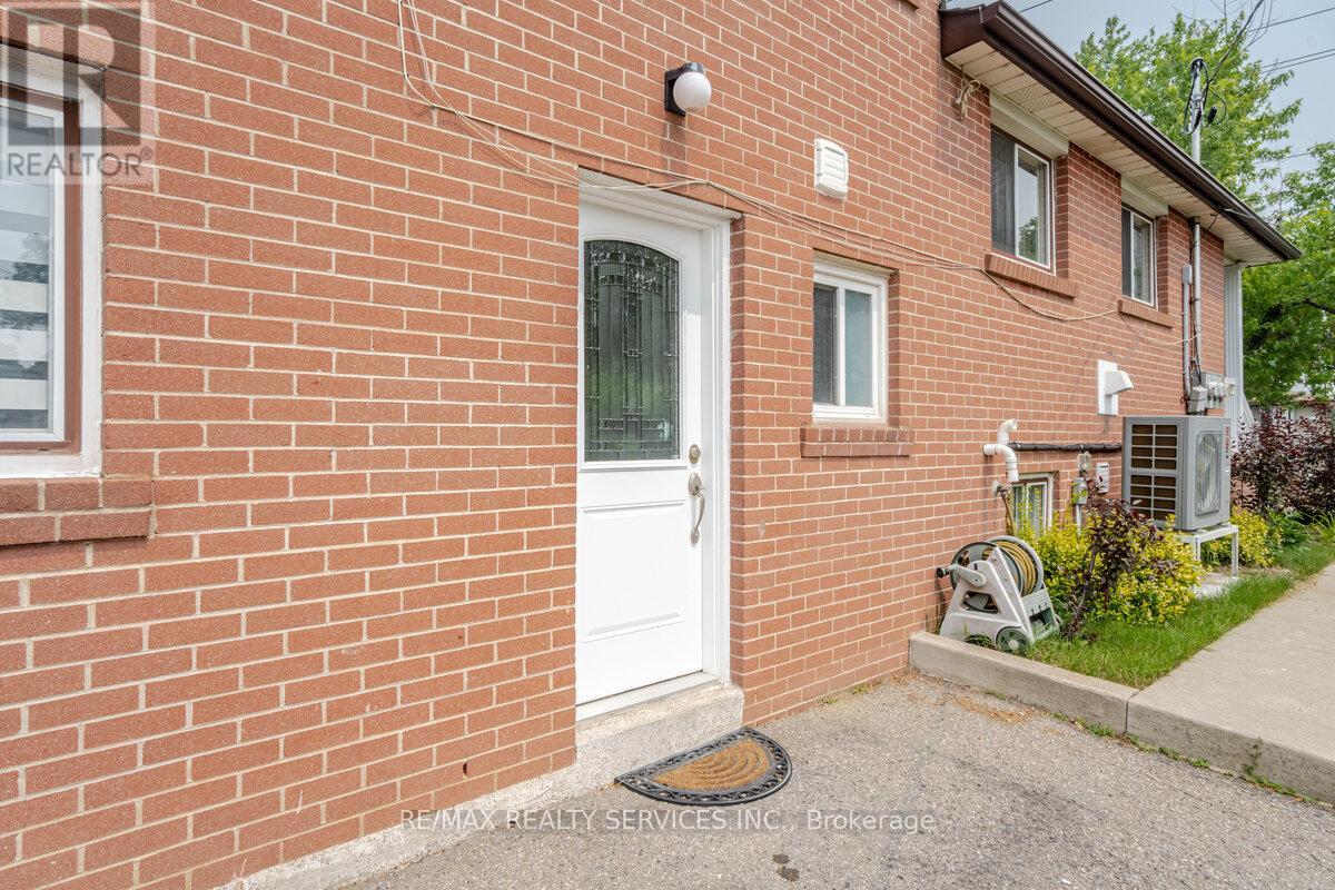 156 Vodden Street E, Brampton (Brampton North), Ontario  L6V 1M8 - Photo 4 - W12852202