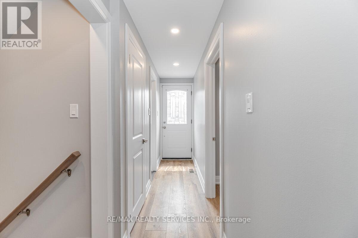 156 Vodden Street E, Brampton (Brampton North), Ontario  L6V 1M8 - Photo 5 - W12852202