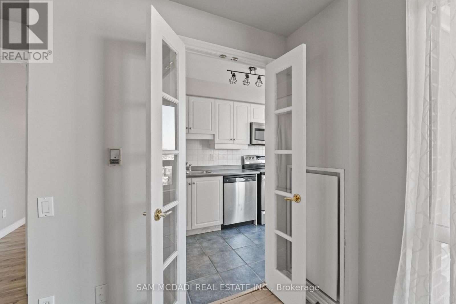 509 - 50 Old Mill Road, Oakville, Ontario  L6J 7W1 - Photo 7 - W12852222