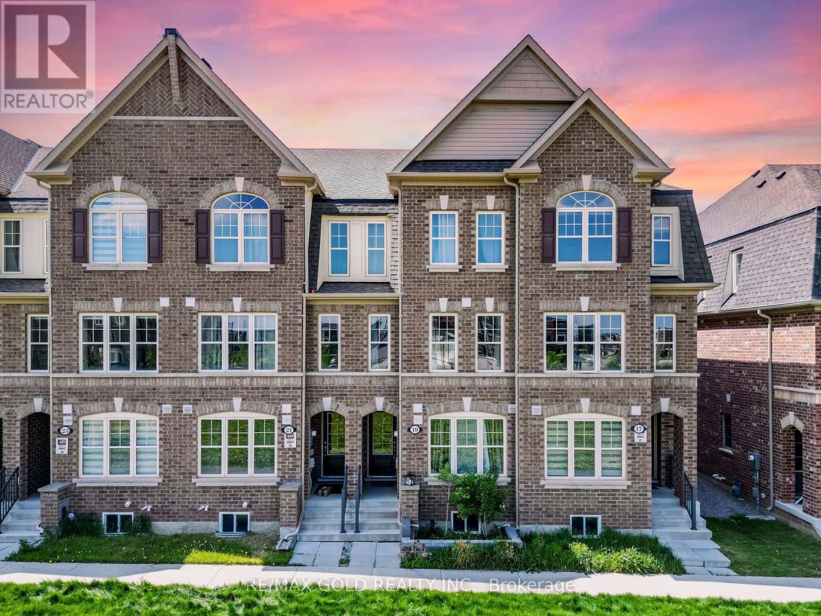 19 SUDELEY LANE, Brampton, Ontario