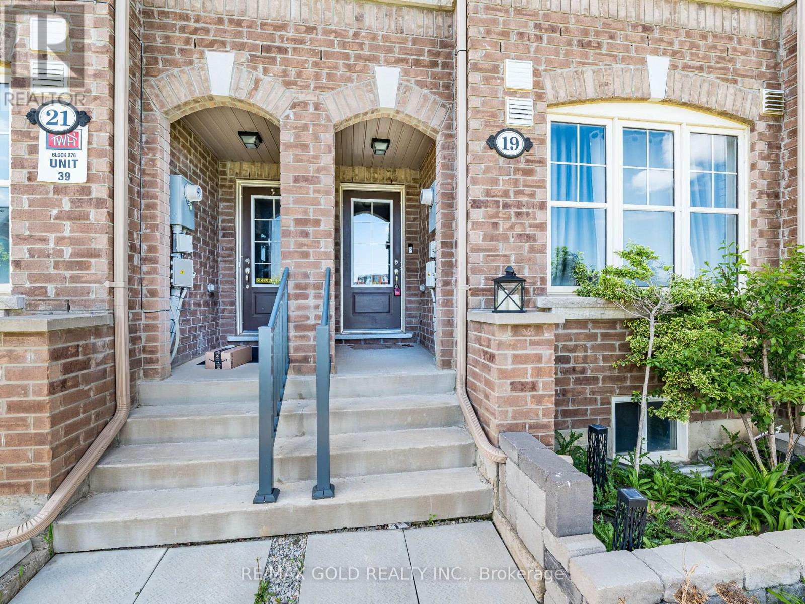 19 Sudeley Lane, Brampton (Northwest Brampton), Ontario  L7A 4Z7 - Photo 2 - W12852232