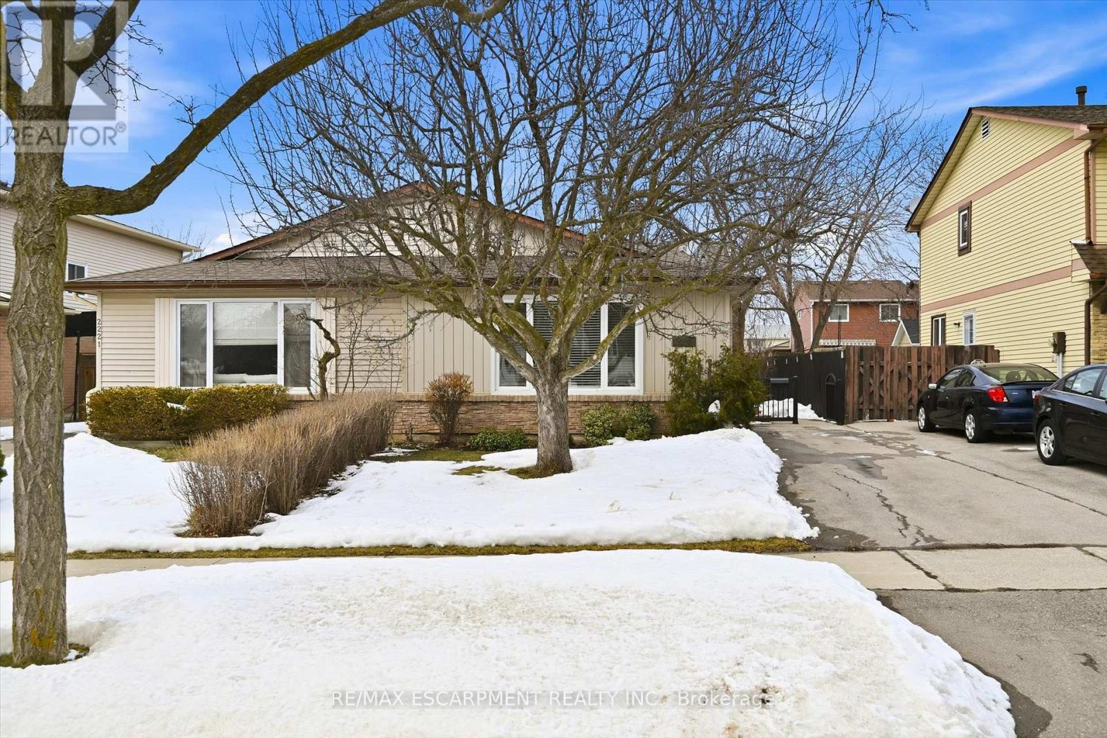 2223 Manchester Drive, Burlington (Brant Hills), Ontario  L7P 3W3 - Photo 2 - W12852236