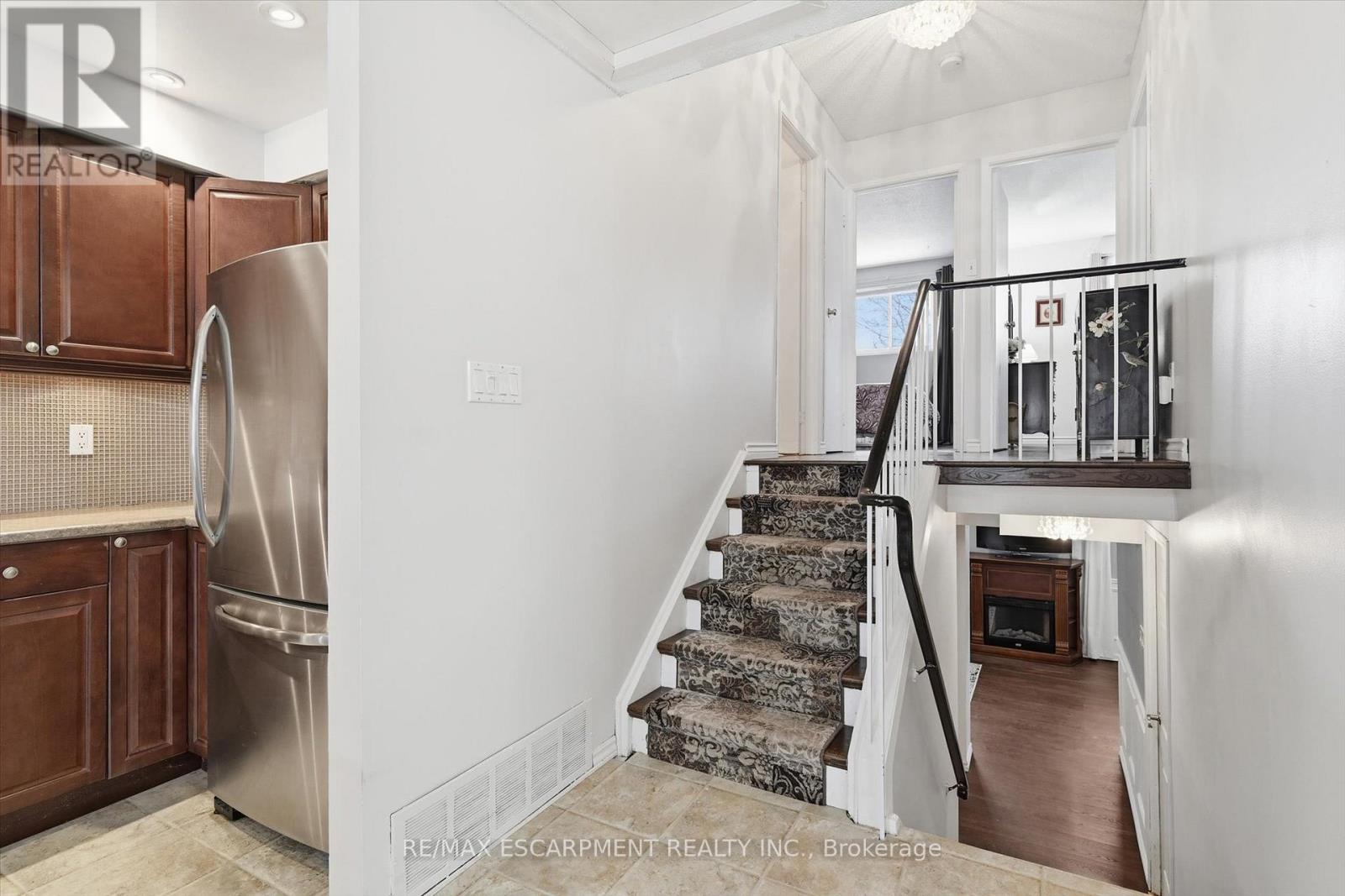 2223 Manchester Drive, Burlington (Brant Hills), Ontario  L7P 3W3 - Photo 25 - W12852236