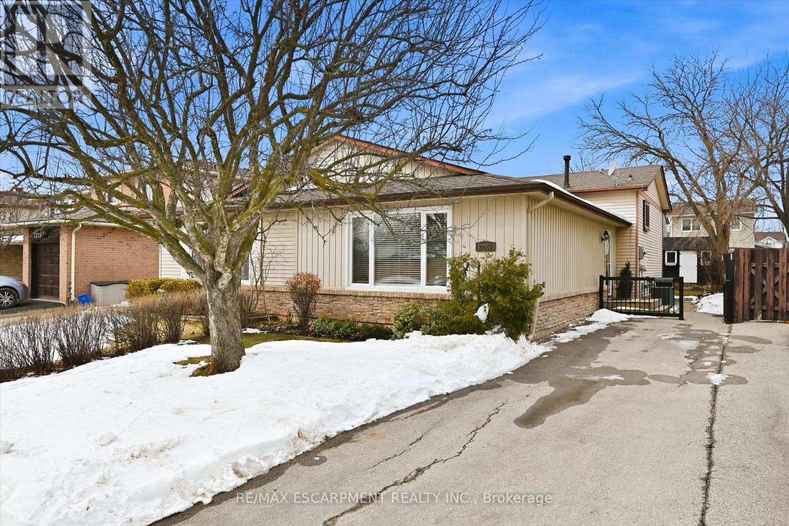 2223 Manchester Drive, Burlington (Brant Hills), Ontario  L7P 3W3 - Photo 3 - W12852236