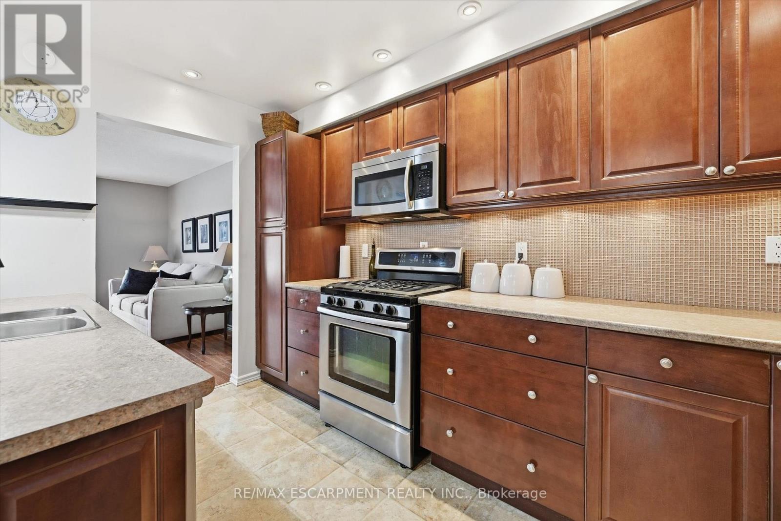 2223 Manchester Drive, Burlington (Brant Hills), Ontario  L7P 3W3 - Photo 8 - W12852236