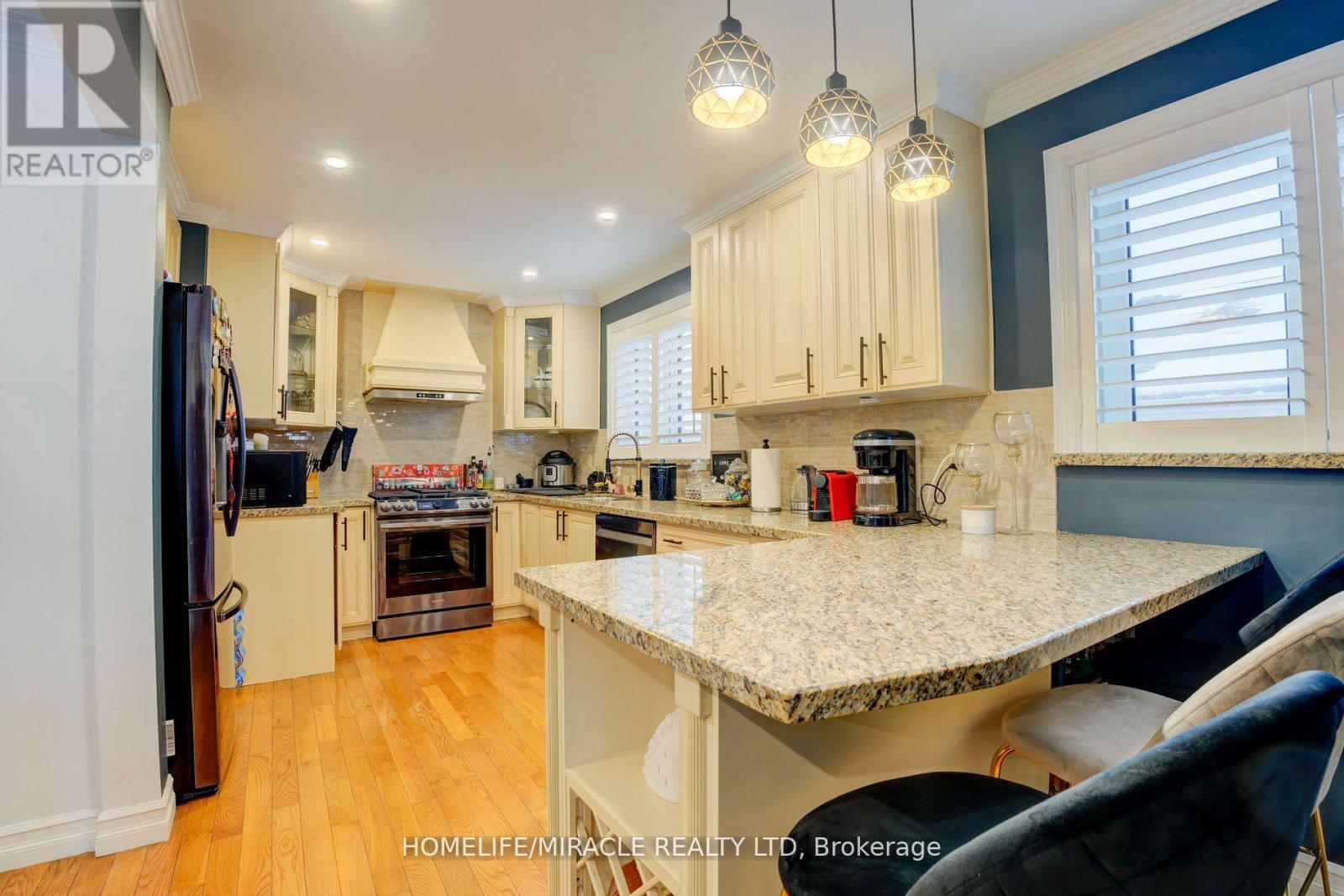 6 Rima Court, Toronto (Eringate-Centennial-West Deane), Ontario  M9C 4C8 - Photo 6 - W12852258