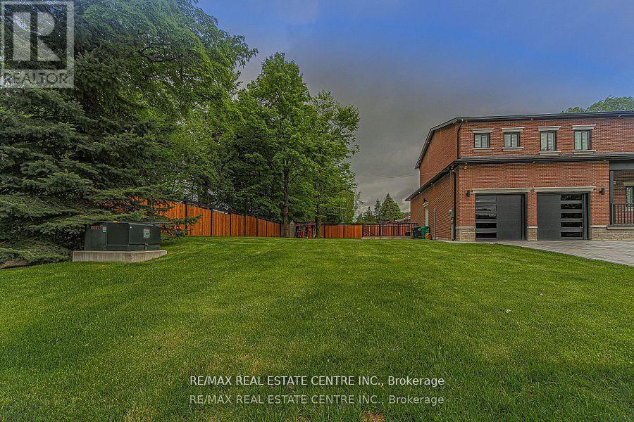 1 Hawthorn Crescent, Brampton (Westgate), Ontario  L6S 1A9 - Photo 3 - W12852326