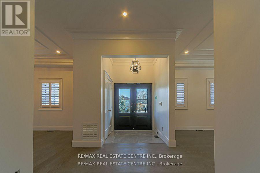 1 Hawthorn Crescent, Brampton (Westgate), Ontario  L6S 1A9 - Photo 4 - W12852326