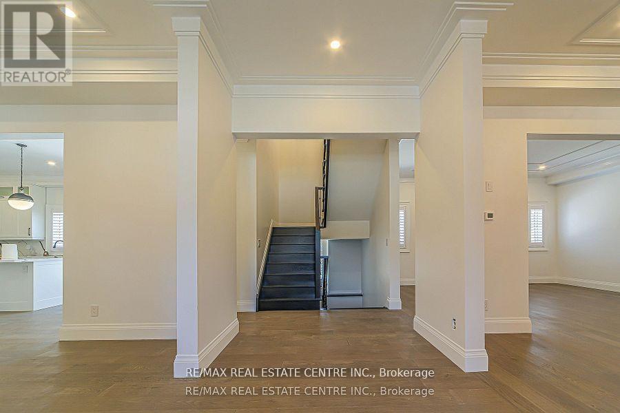 1 Hawthorn Crescent, Brampton (Westgate), Ontario  L6S 1A9 - Photo 5 - W12852326