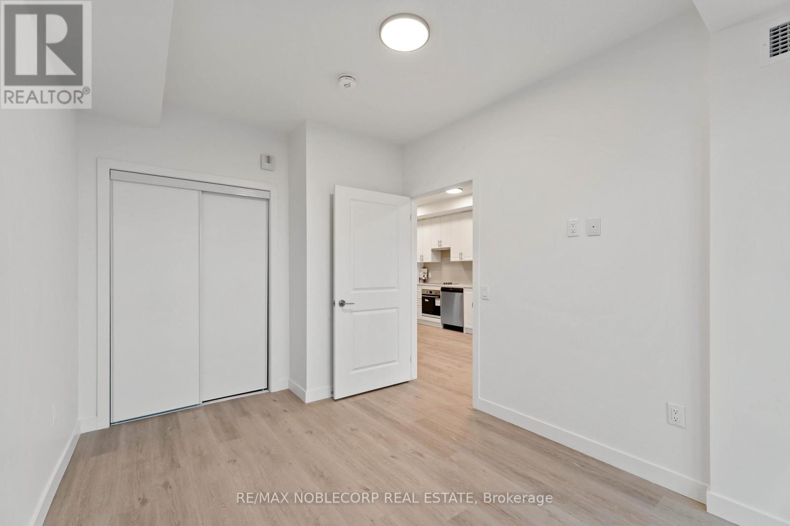 461 Green Road, Hamilton (Lakeshore), Ontario  L8E 5B4 - Photo 5 - X12852302